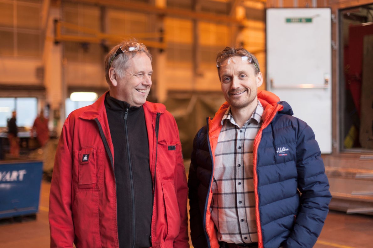 Bilde av to ansatte ved Framo Flatøy.
